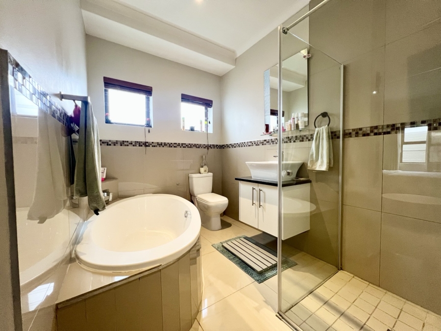 5 Bedroom Property for Sale in Parklands North Western Cape